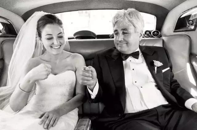 新娘與著婚禮西裝的父親