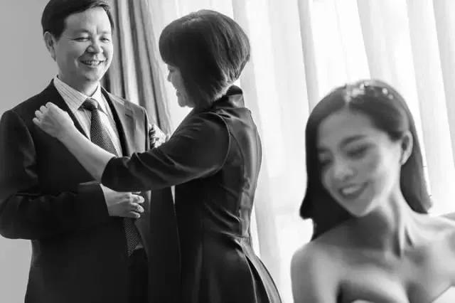 為爸爸整理西服的母親