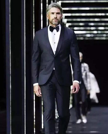 著帥氣西裝的爸爸