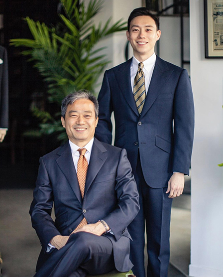 穿著正式西服的父子倆