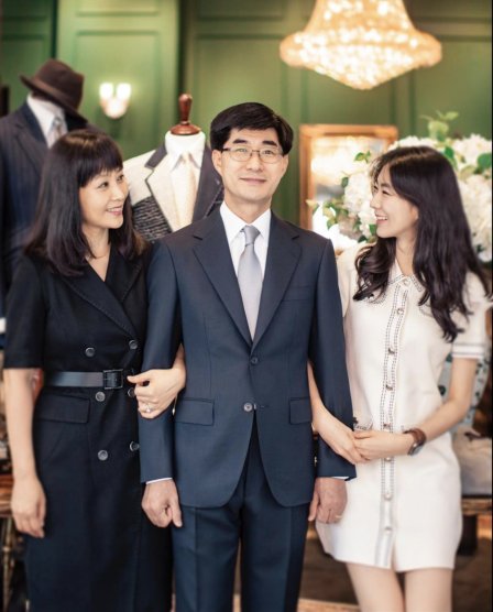 著西服的爸爸與女兒和媽媽