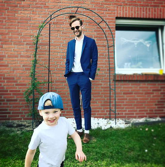 著深藍色休閒西服的爸爸與孩童