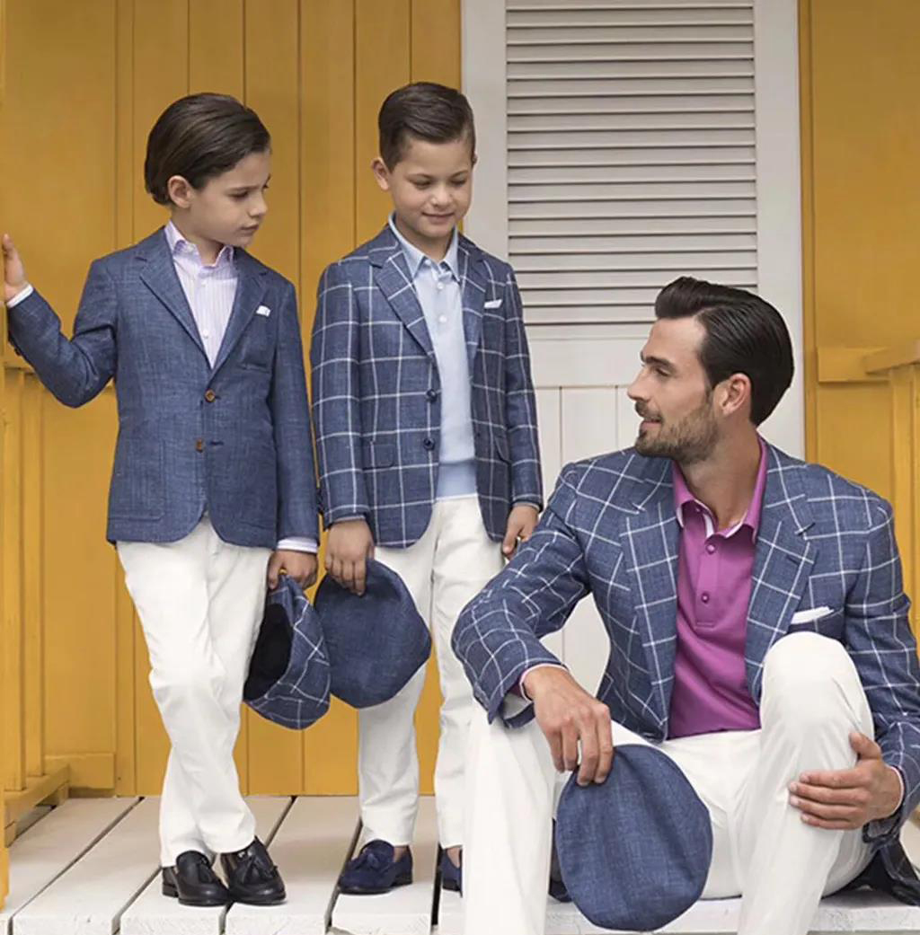 穿著相同西裝的父親與孩童