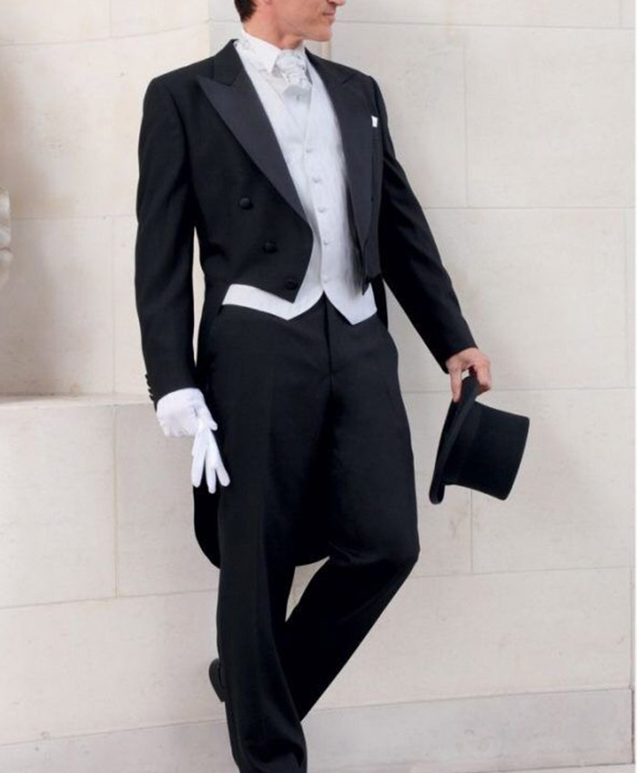 拿著帽子身穿燕尾服