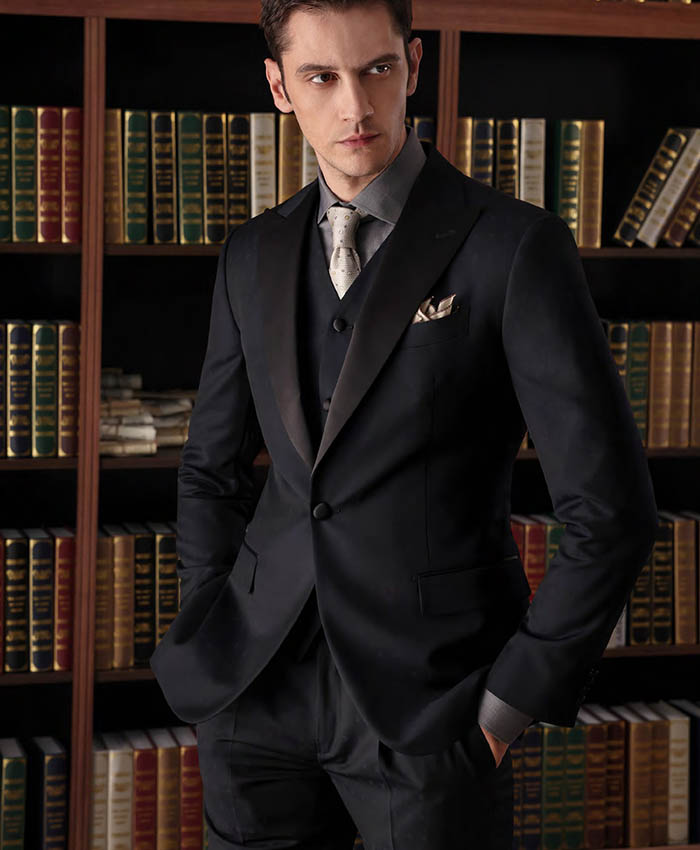 身著黑色Tuxedo的男子