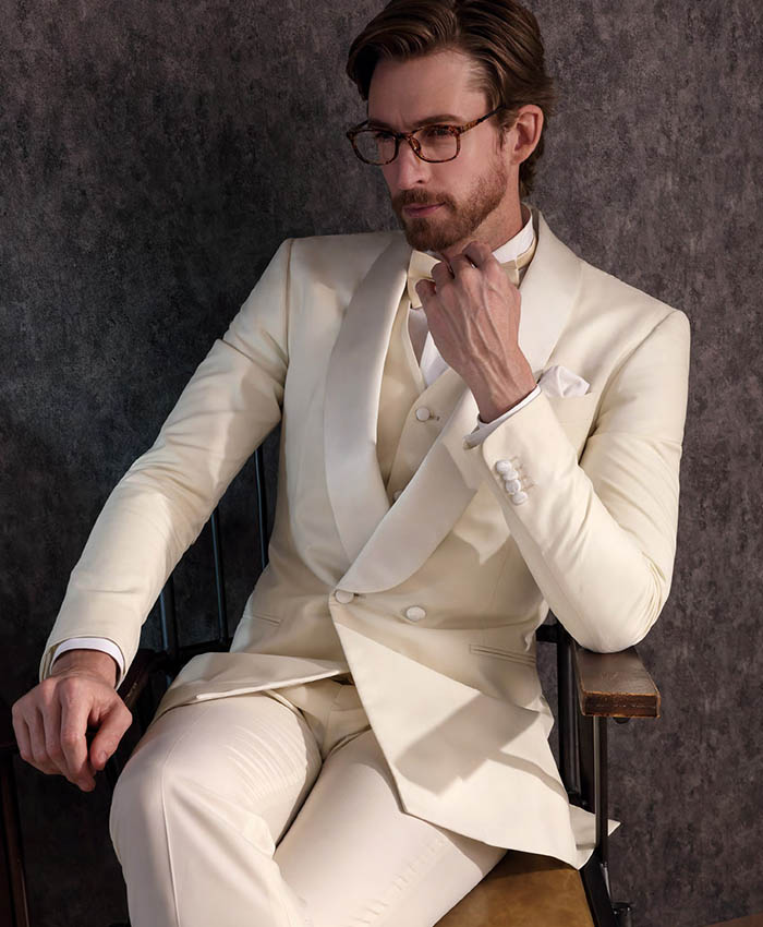 著白色禮服的新郎