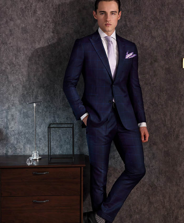 身穿藏藍色格紋三件式西裝