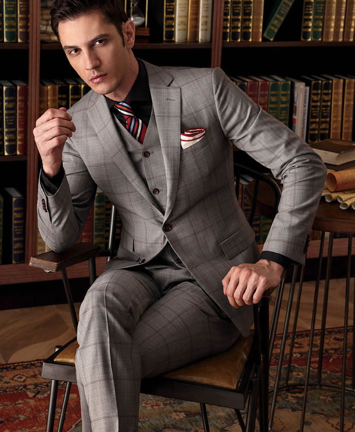 身穿淺灰色三件式新郎西裝