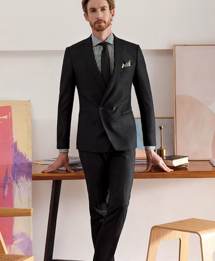 身穿三件式黑色西裝