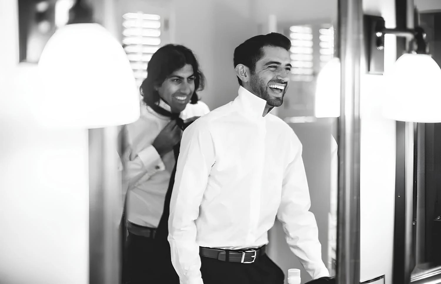 正在幫新郎著裝的伴郎