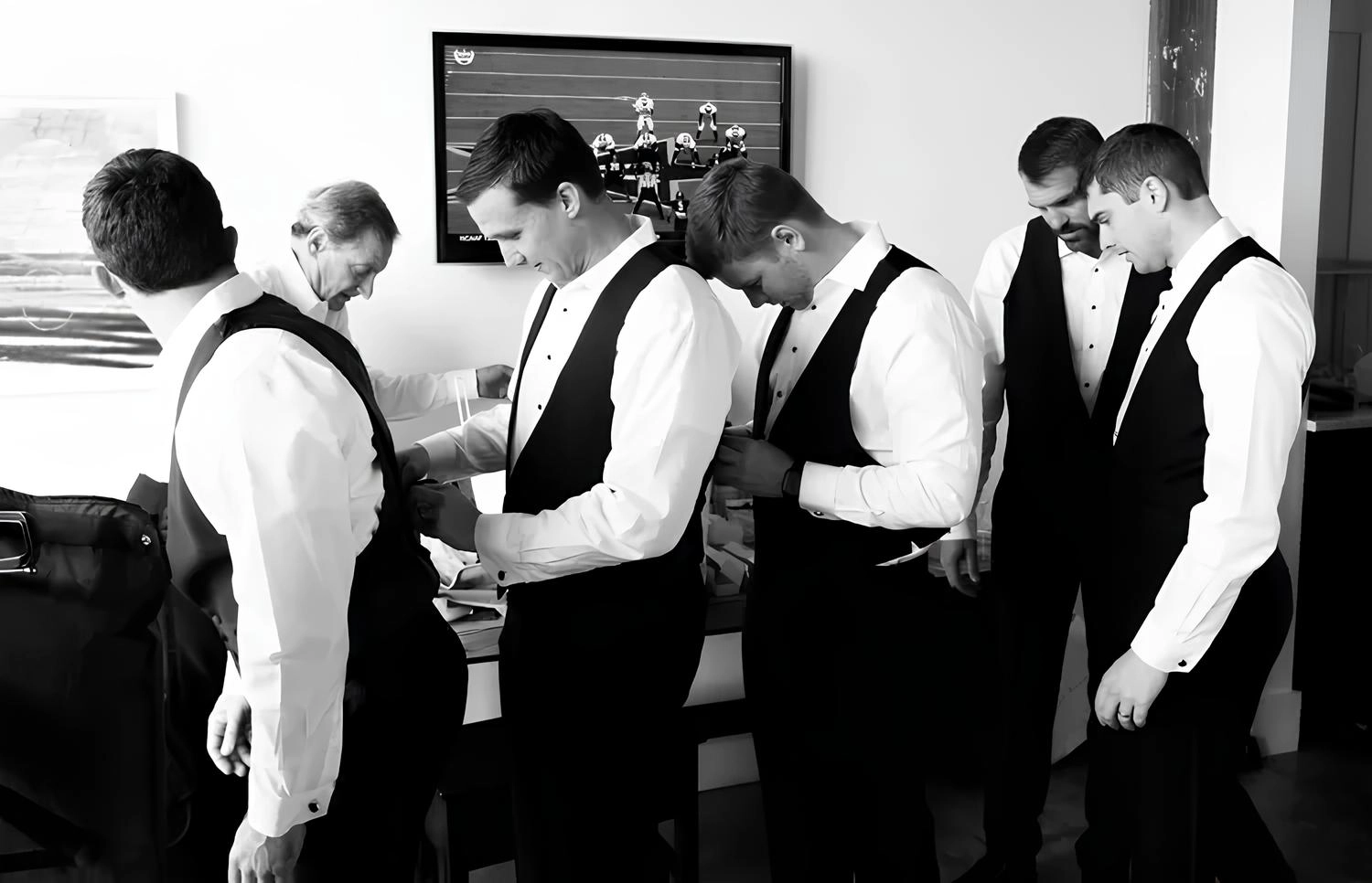 正在互相幫忙著裝的伴郎