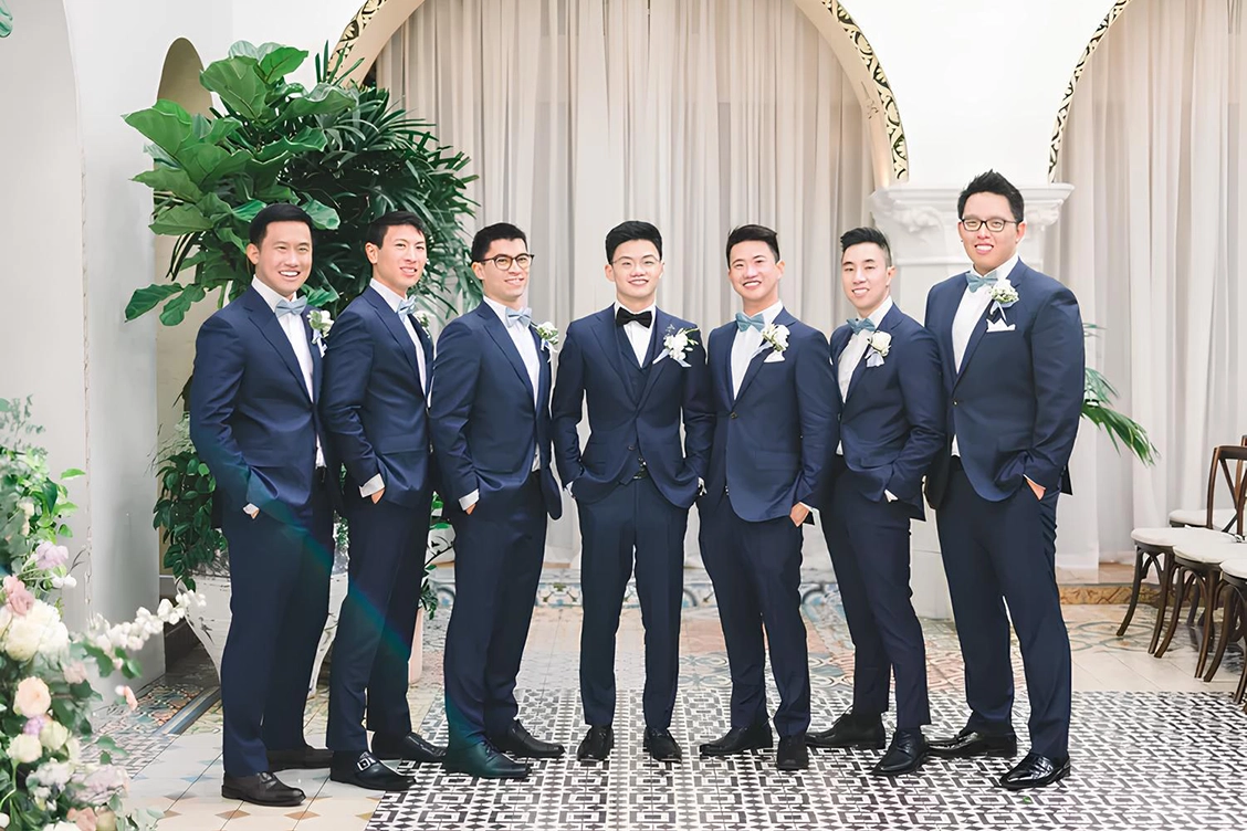 穿著深藍結婚西裝的新郎與伴郎們