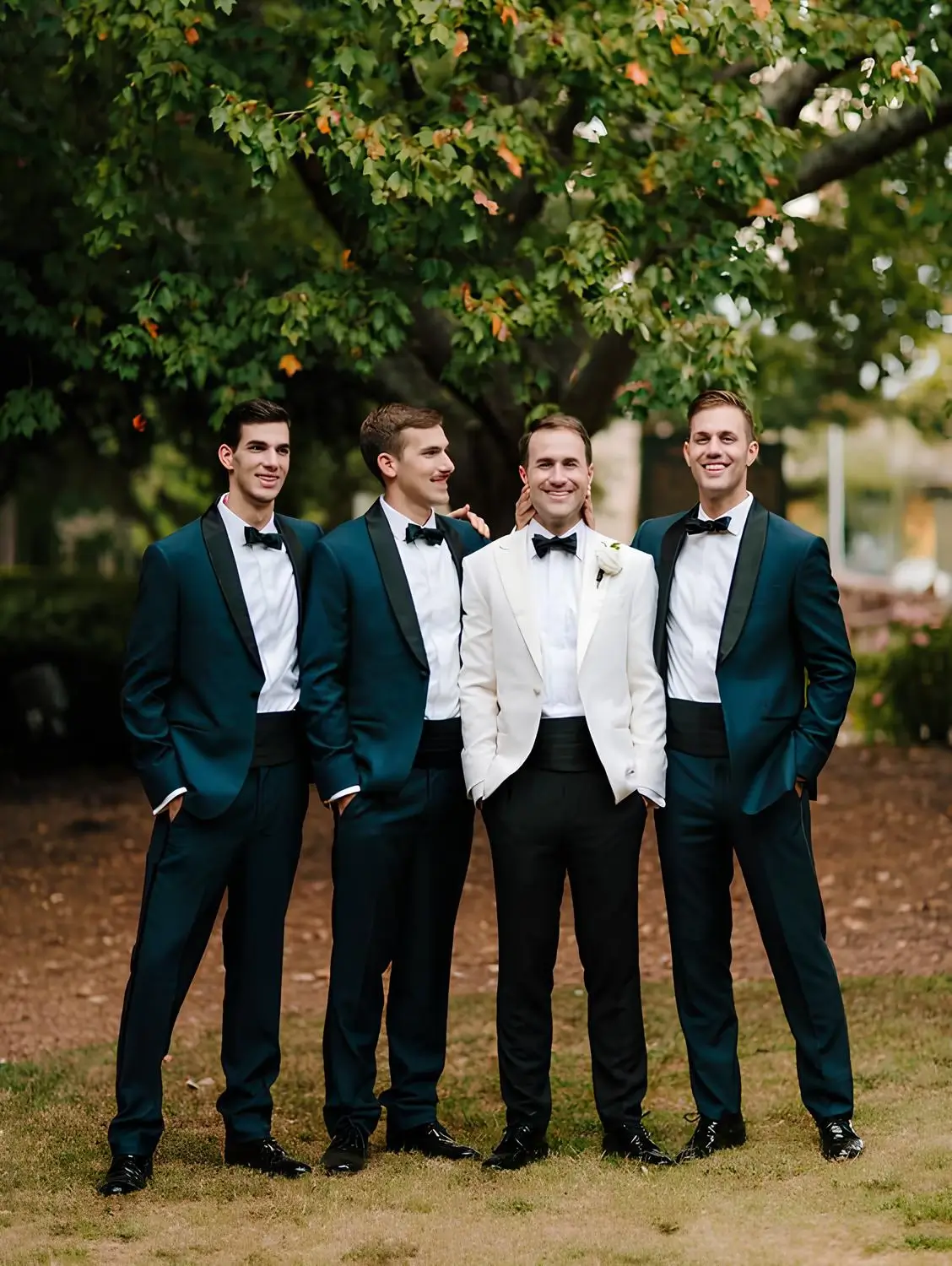 穿著白色結婚西裝的新郎與身著藍色西服的伴郎們