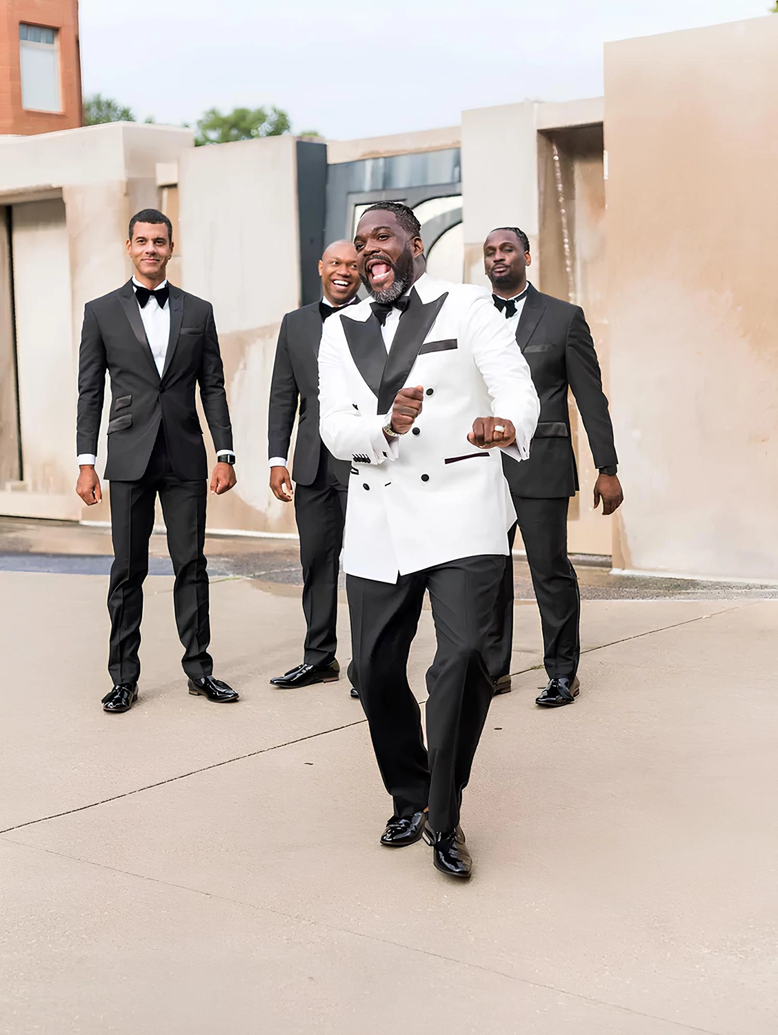 穿著白色Tuxedo禮服的新郎與黑色Tuxedo的伴郎們
