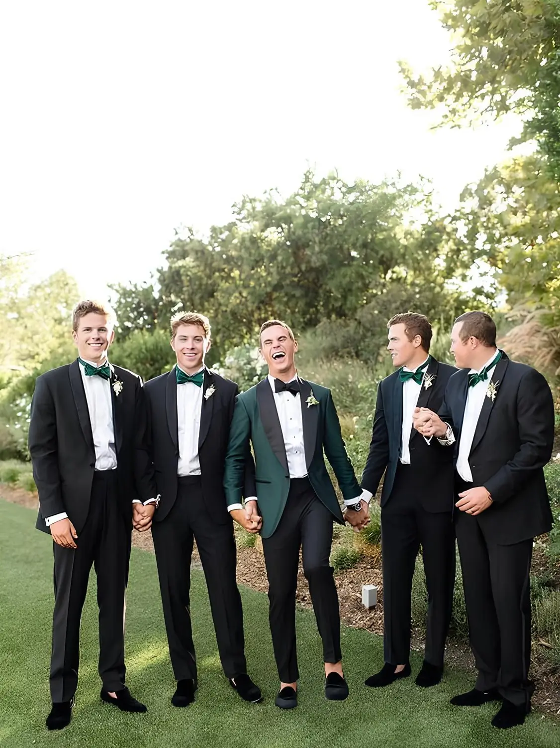 穿藍色結婚禮服的新郎與黑色禮服的四位伴郎們