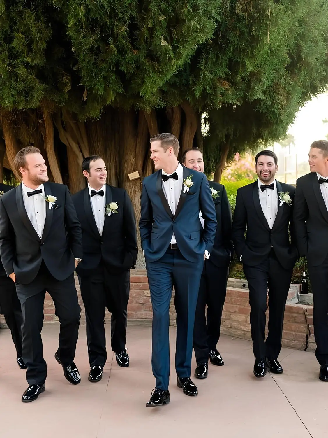 穿藍色結婚西服的新郎與黑色西服的五位伴郎們