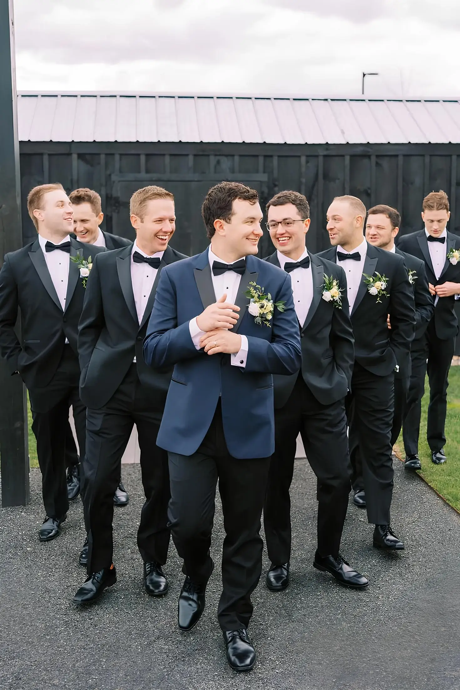 穿藍色結婚禮服的新郎與黑色西服的七位伴郎們