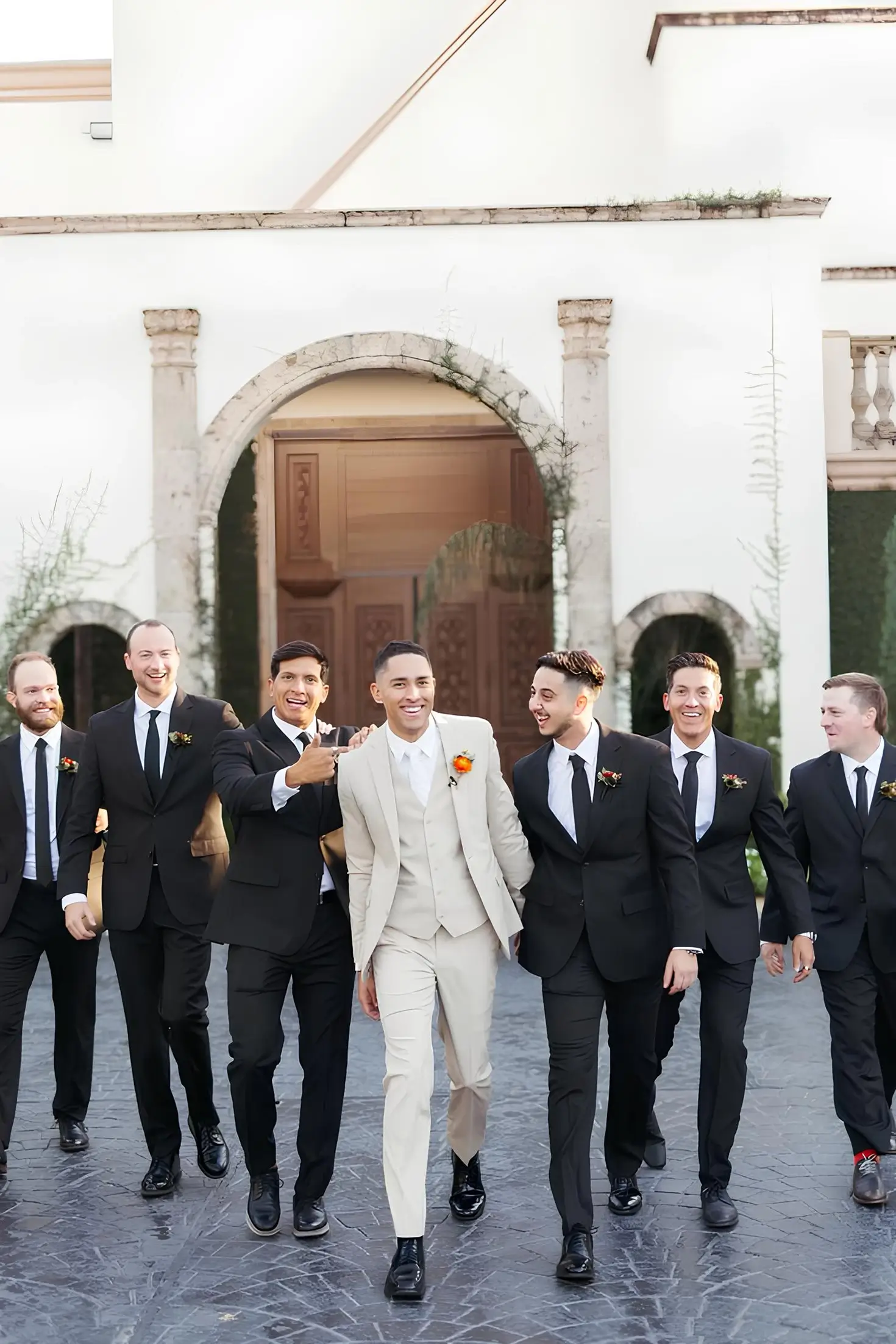 穿米白色結婚西服的新郎與黑色西裝的六位伴郎們