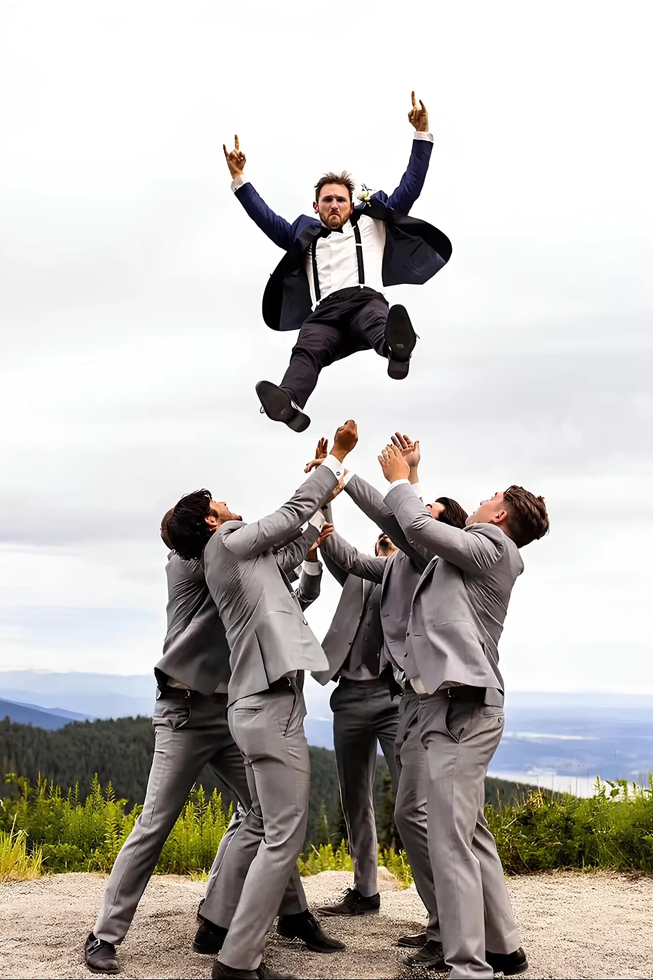 穿著黑色結婚西裝的新郎與穿著灰色西裝的五位伴郎們