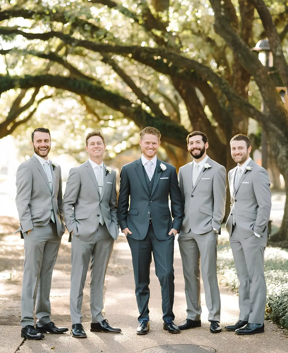 穿淺深藍色結婚西服的新郎與穿著灰色西裝的四位伴郎們