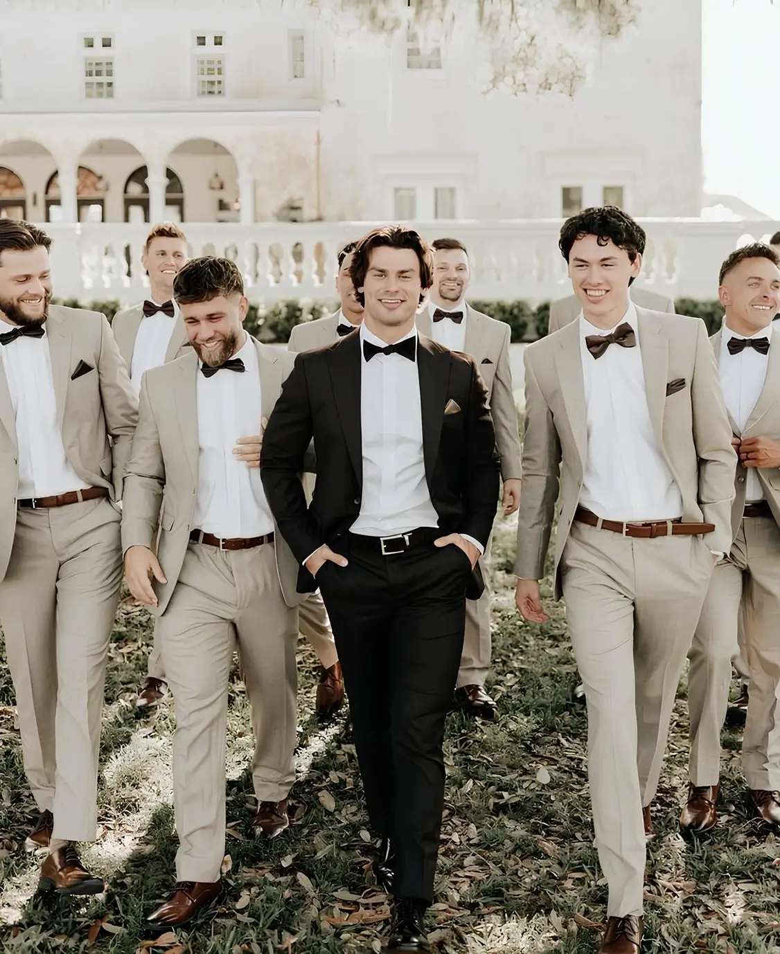 穿著黑色結婚西裝的新郎與穿著米色西裝的七位伴郎們