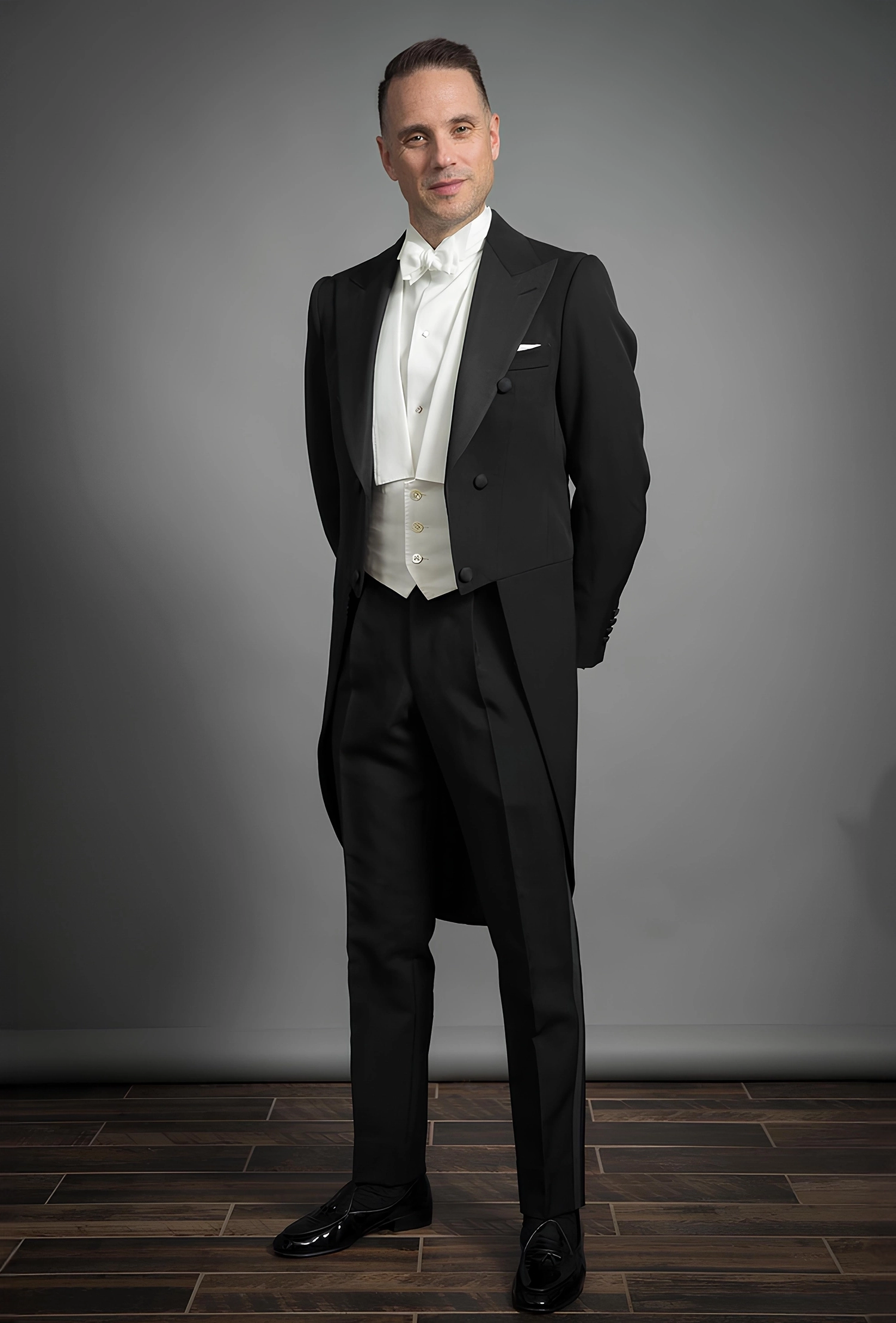 身著黑色燕尾服的男子