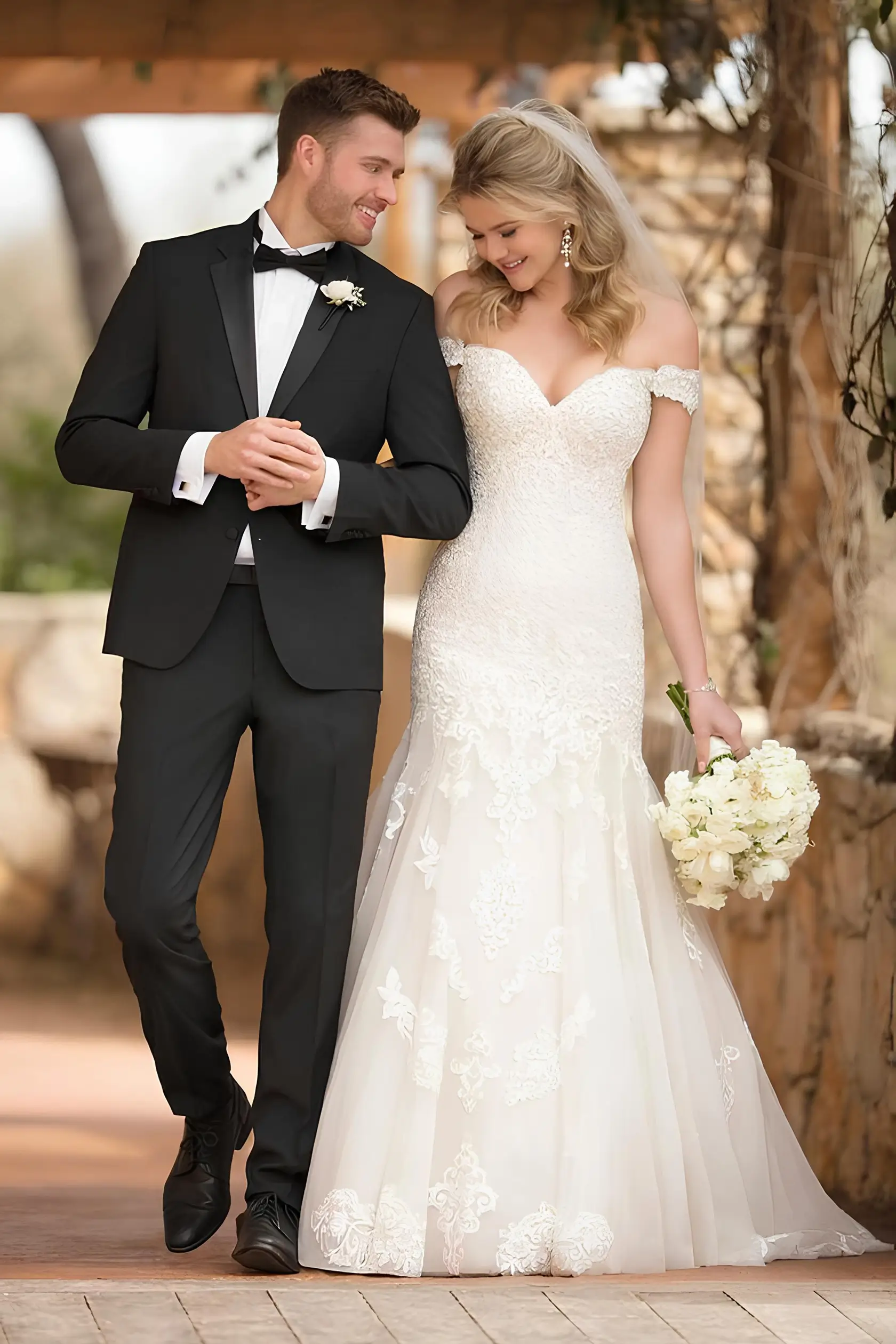 身著黑色平口禮服的新郎