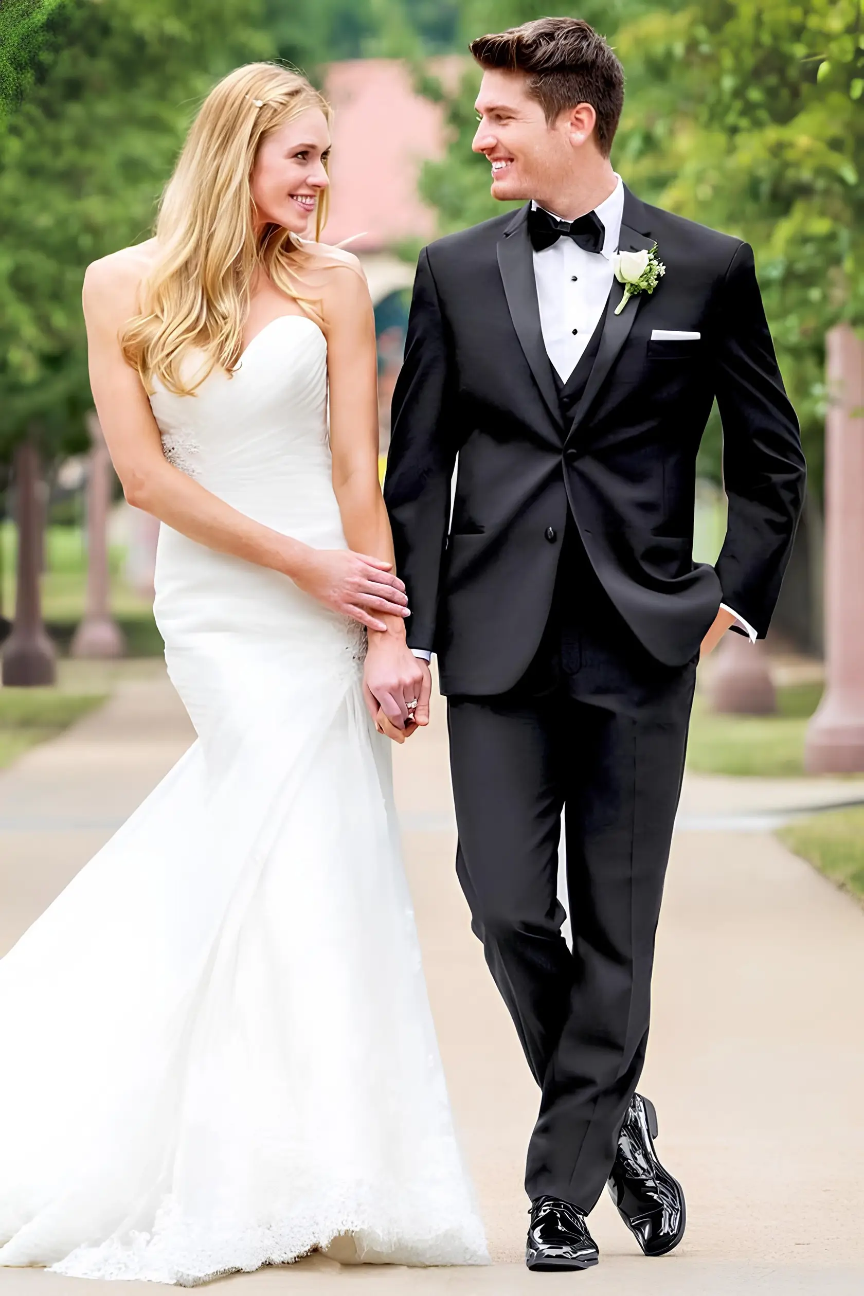 身著黑色平口禮服的新郎和新娘