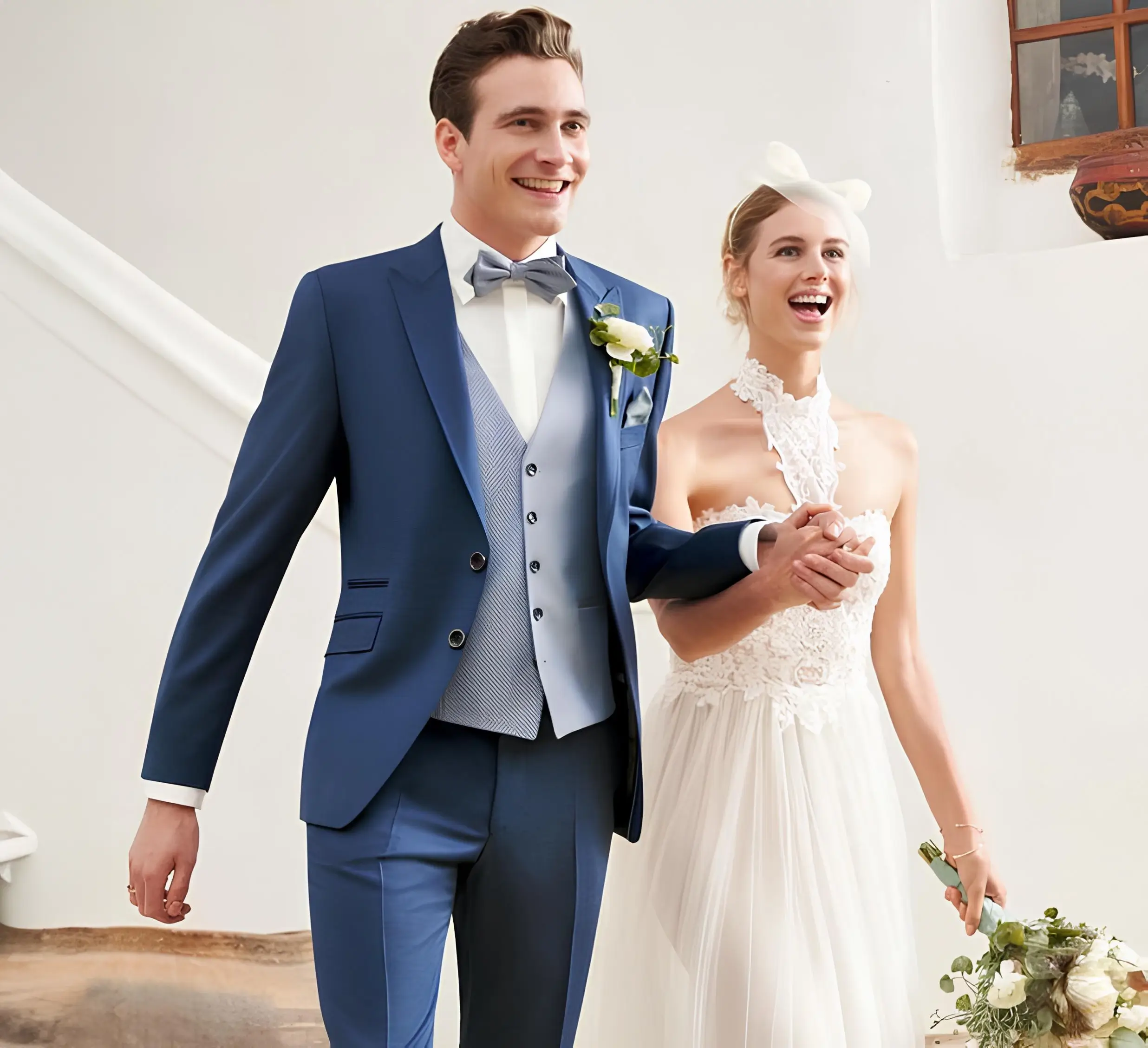 穿著藍色結婚西裝搭配淺藍西裝背心的新郎牽著新娘進場
