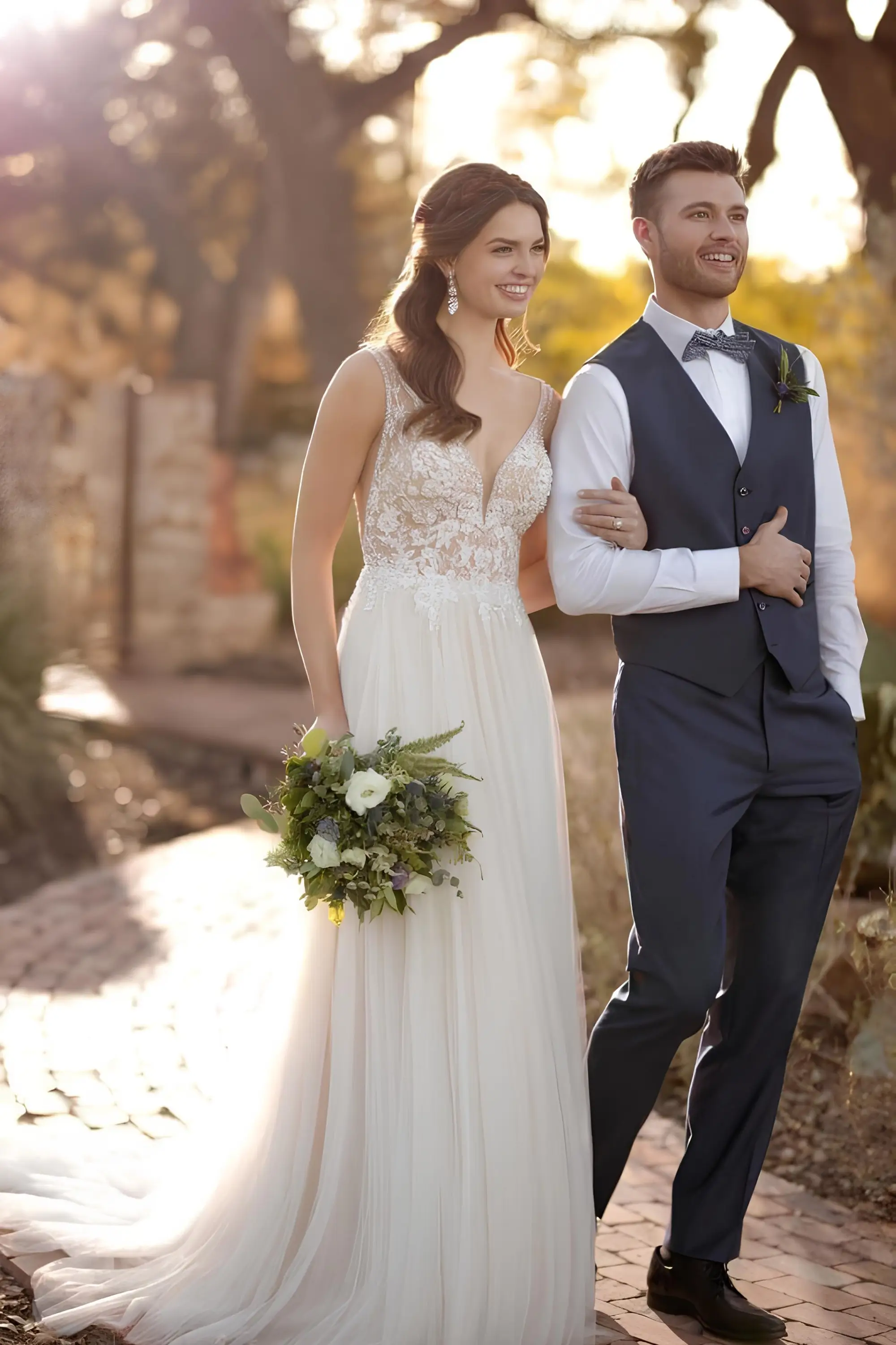 穿著藍色背心的新郎