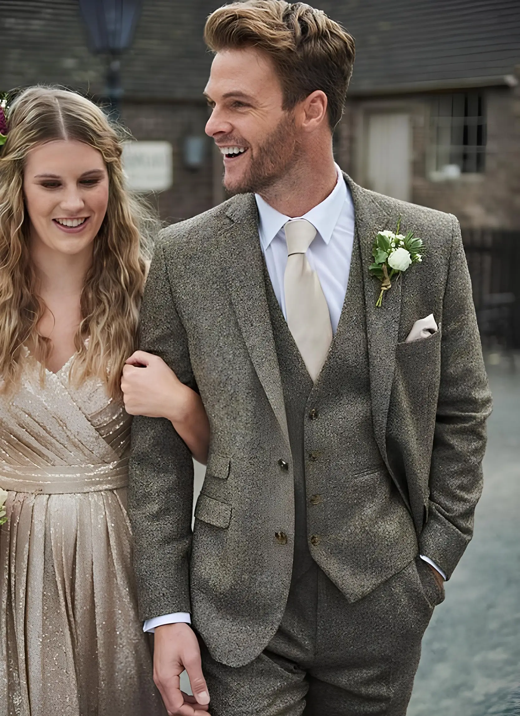 穿著灰色毛呢三件式結婚西裝的新郎