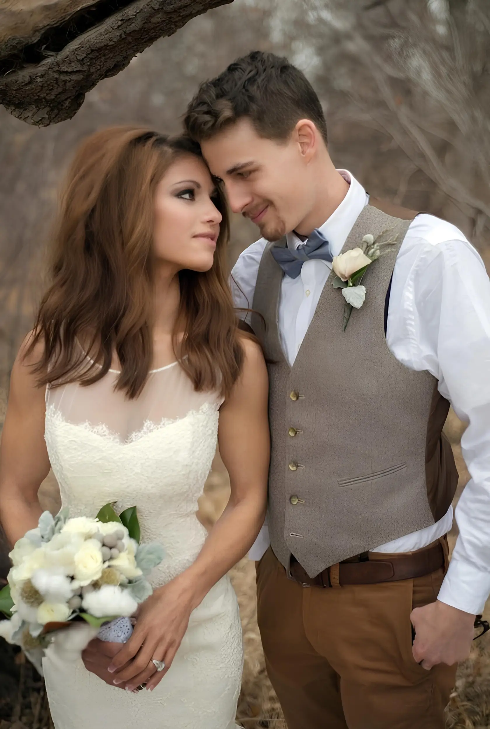 穿著毛呢雙排釦西裝背心的新郎