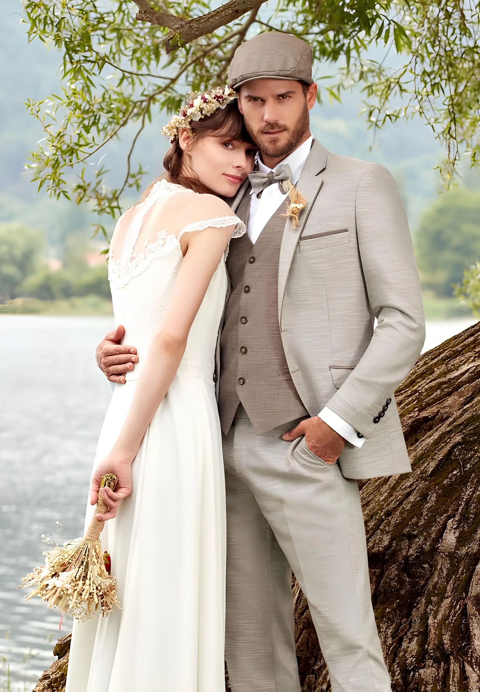 穿著米色西裝搭配咖啡色西裝背心的新郎