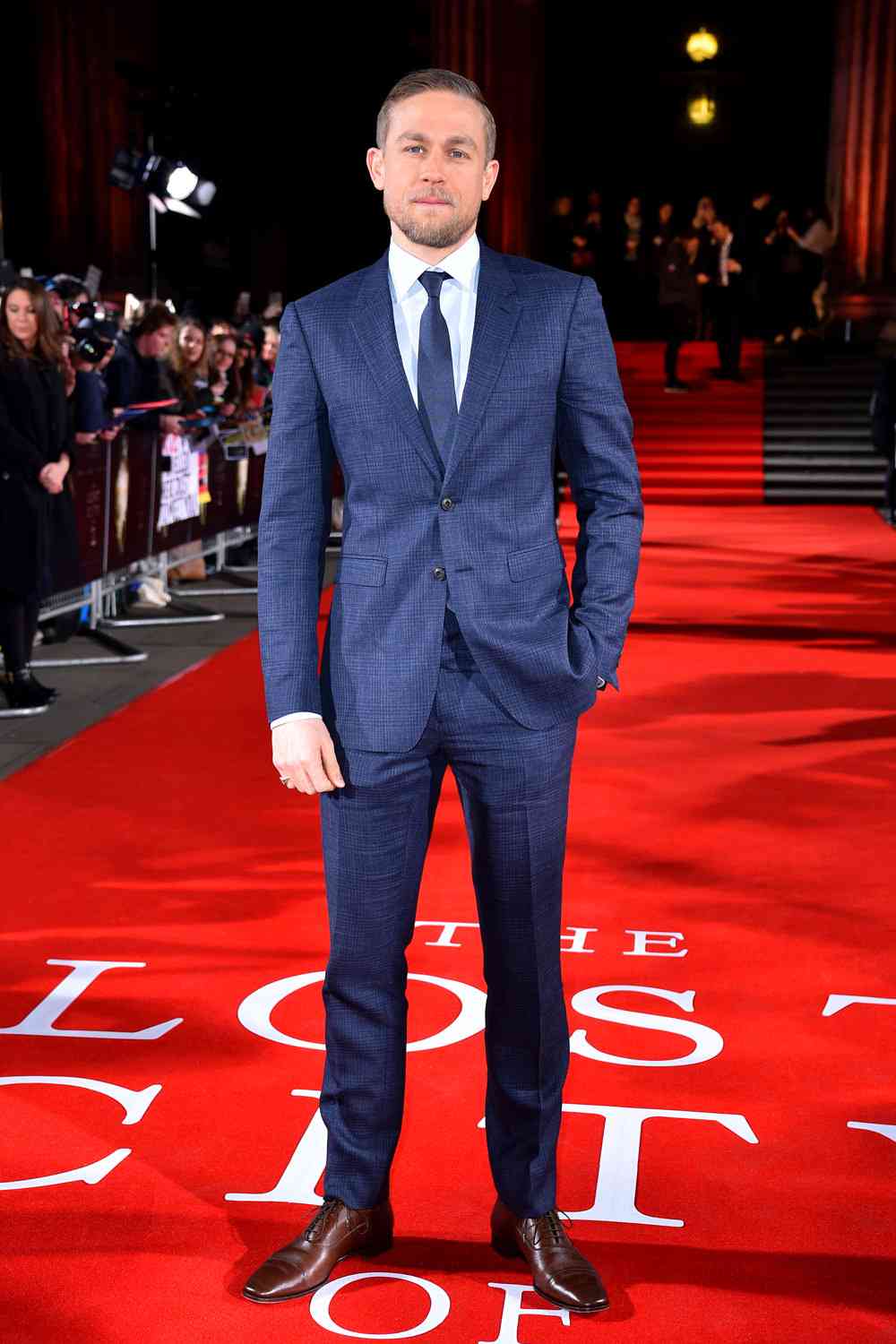 Charlie Hunnam穿著成套藍色西服