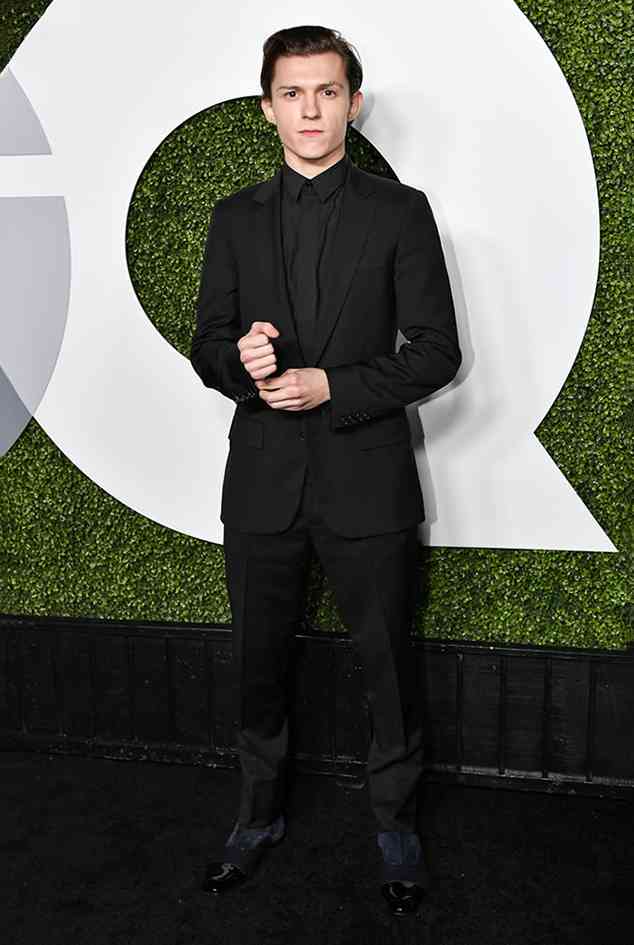 Dan Levy穿著成套黑色西服