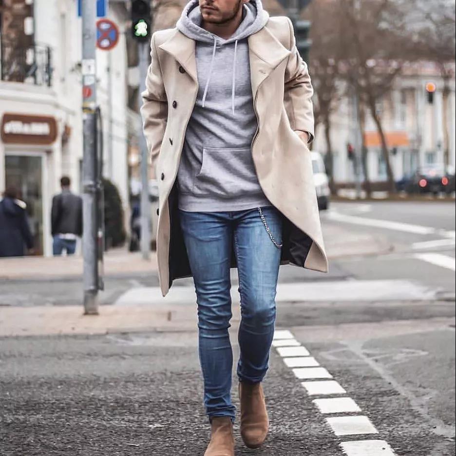 如今帽T加上西裝大衣已成為時尚潮流