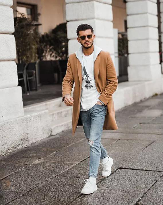 淺色內搭帽T加上駝色西裝大衣穿搭