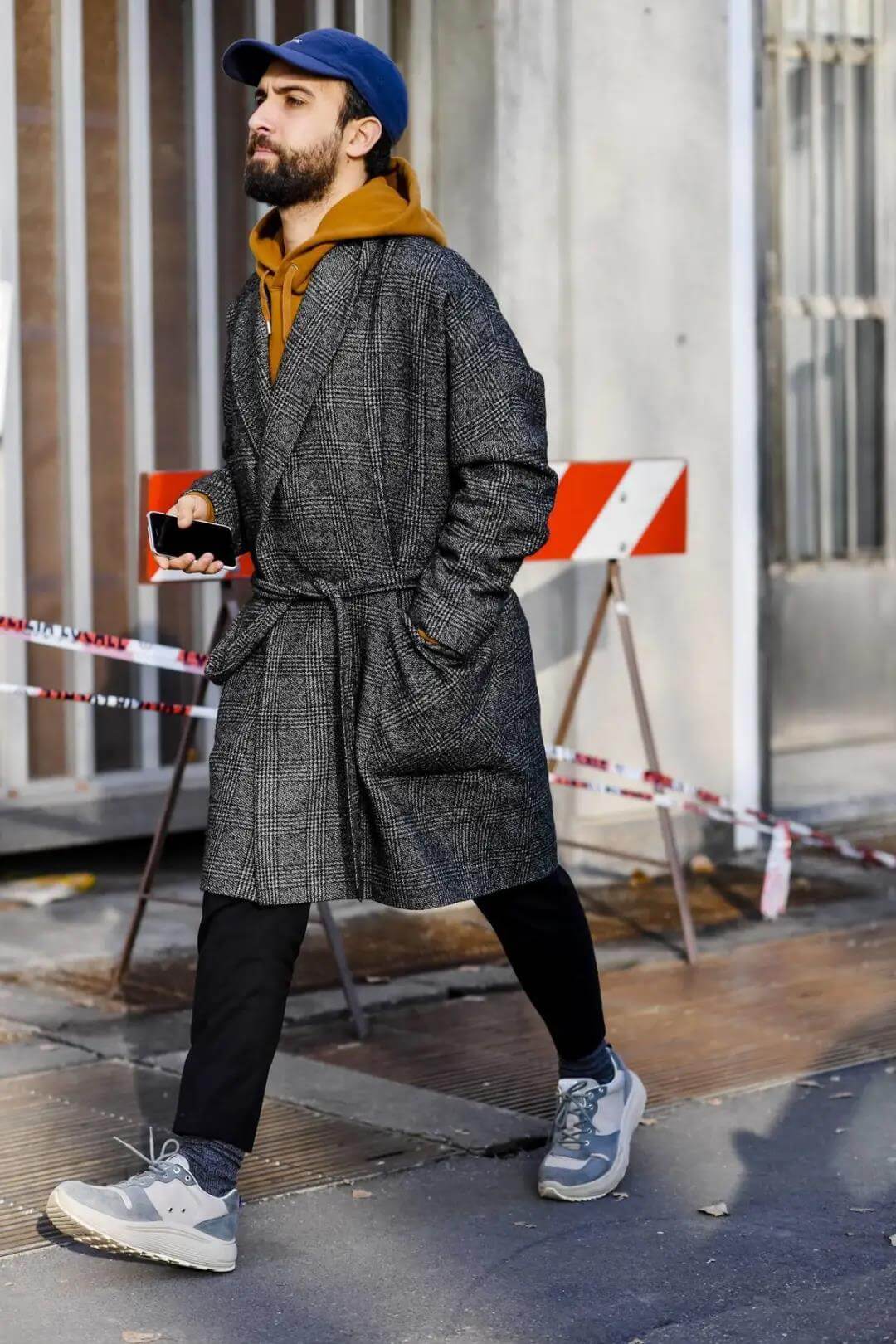 帽T加上西裝大衣展現出潮流又吸睛的效果