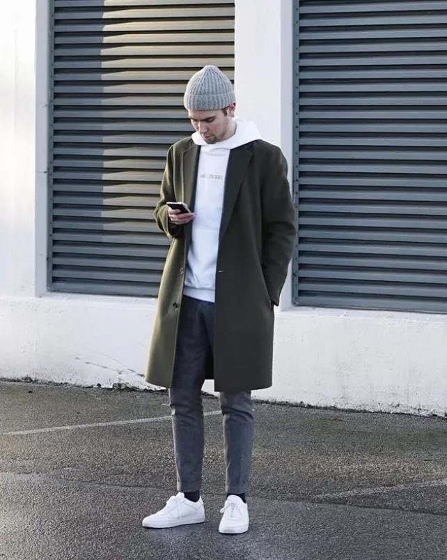 白色內搭連帽T加上軍綠色大衣