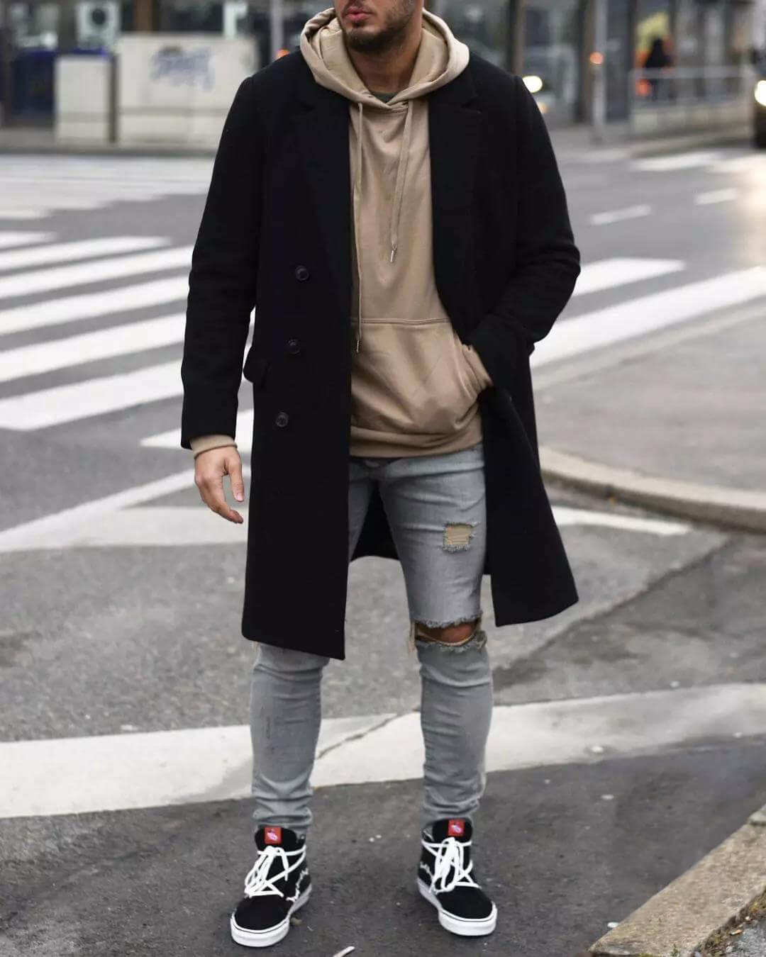 帽T加上大衣也能好好的與牛仔褲相襯