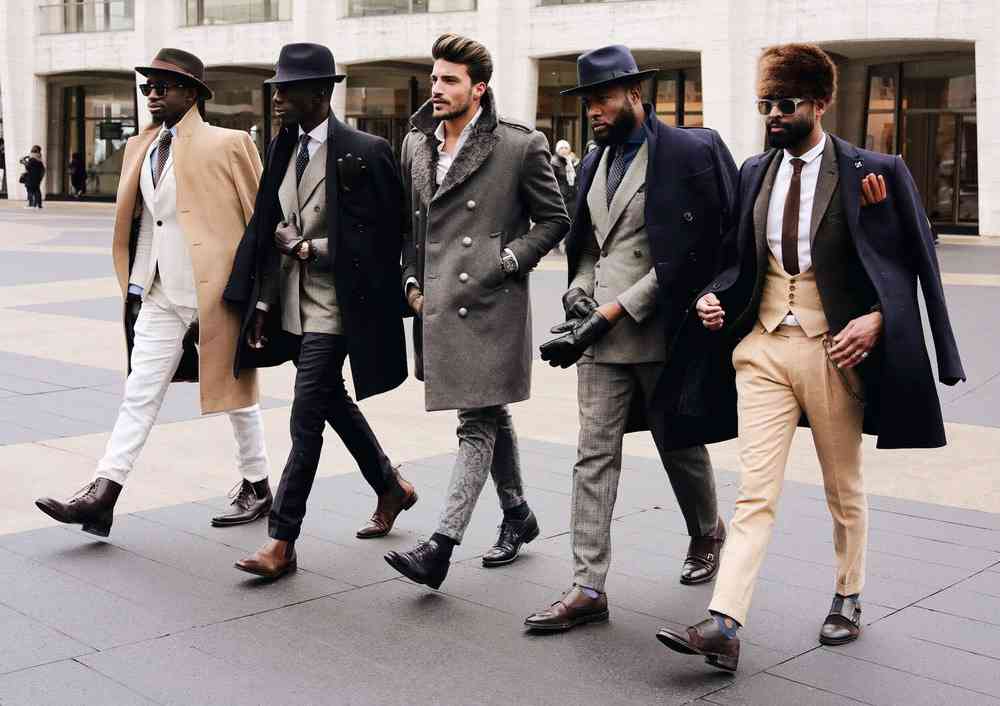 身披米色大衣及黑色大衣的男士們