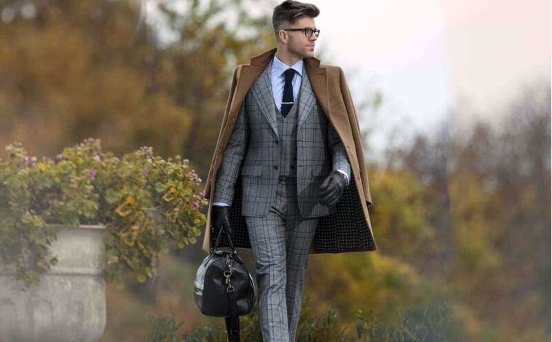 駝色大衣搭配灰色格紋西裝