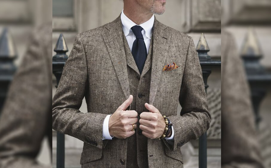 咖啡色背心三件式西裝