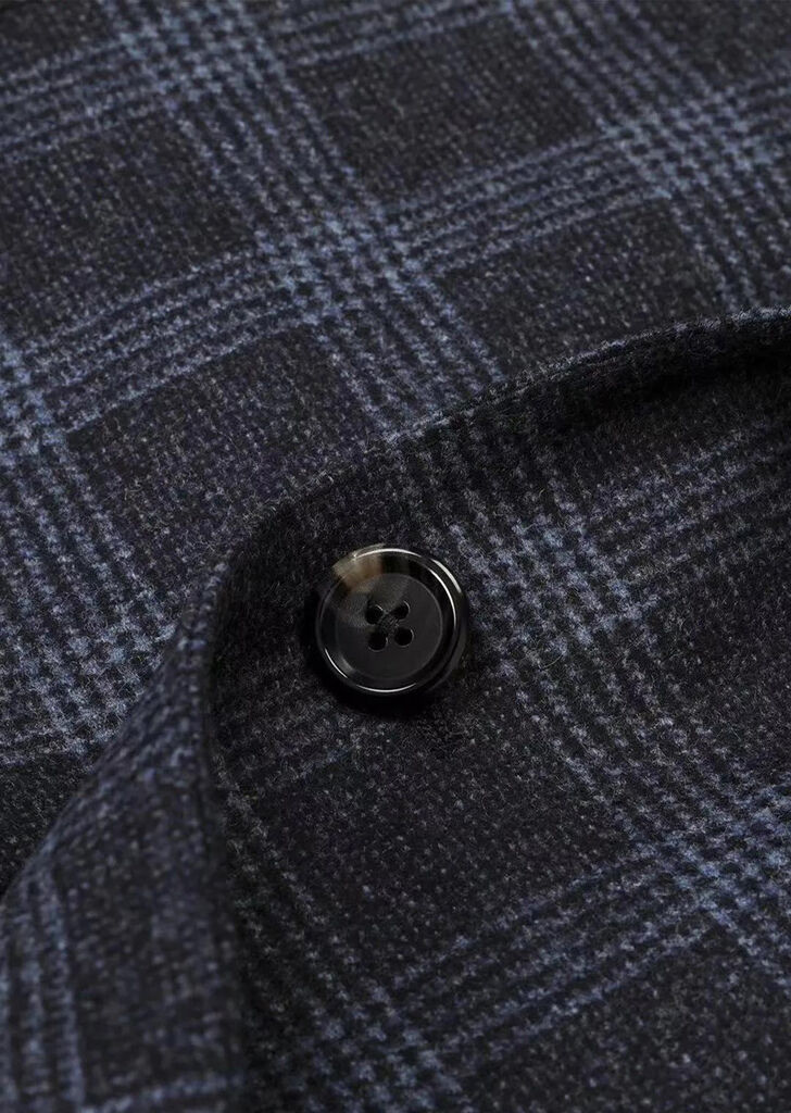 黑色系格紋西裝釦子特寫