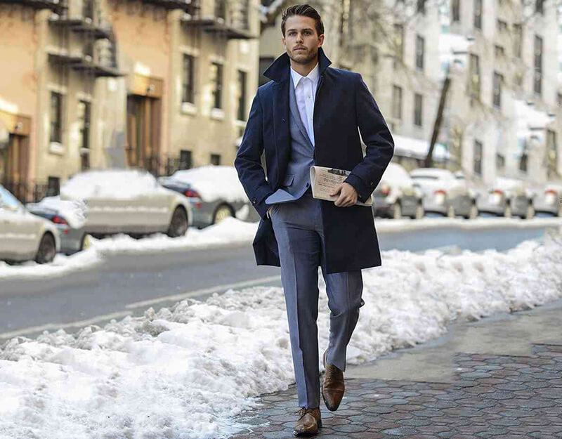 深藍色短大衣搭配灰色西裝套裝