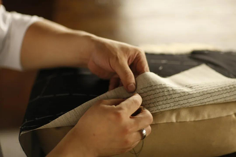 西裝師傅手工縫制西服 