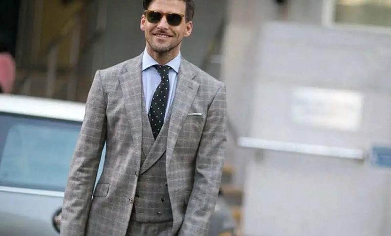 灰色格紋三件式西裝