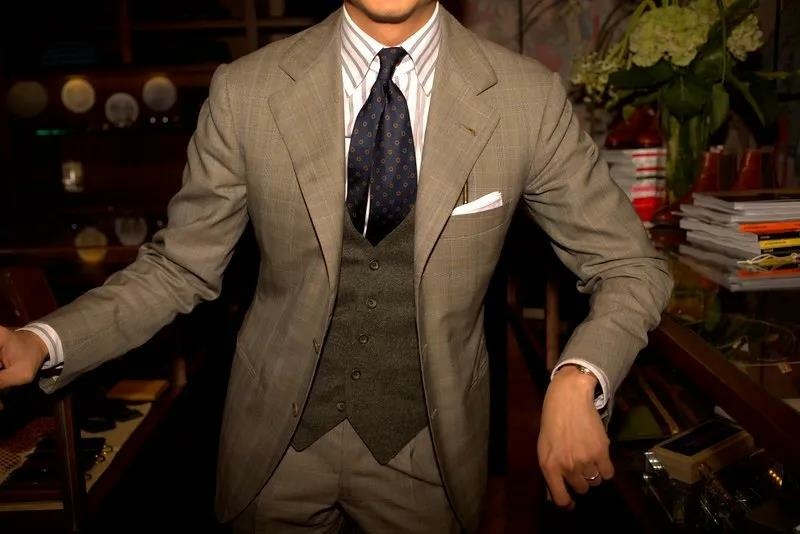 淺灰色西裝外套搭配深灰色西裝背心