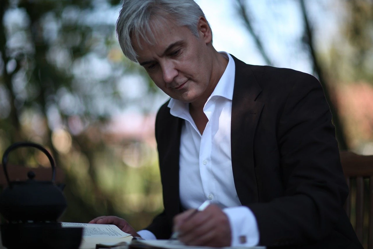 穿著黑色西裝男士