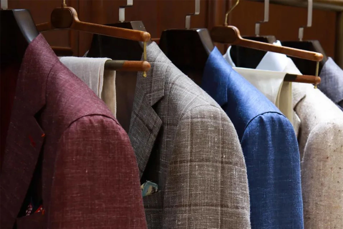 西裝用專用的衣架掛吊掛著